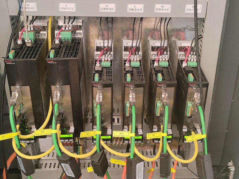 Pneumatic clamp for copper busbar